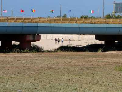 E in prossimit� del quartiere il manto verde lascia spazio alla sabbia...
